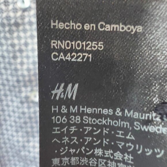 H&M Dress Shirt Womens Size 4 Black & White Geometric Button Down Silky Smooth - Picture 9 of 11